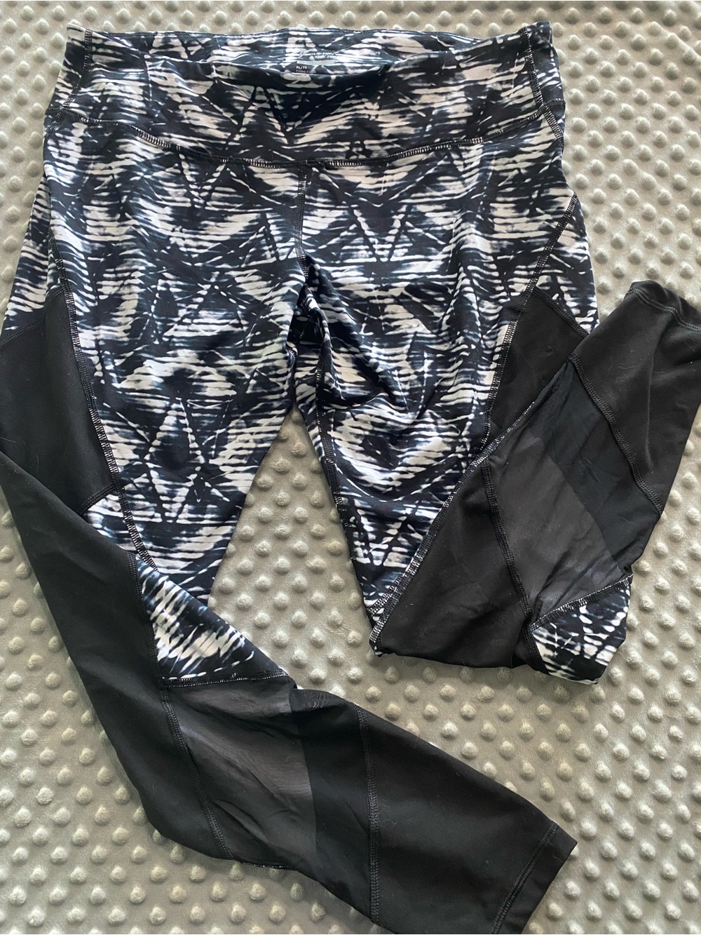 Old Navy Black and White Geometric Active Leggings